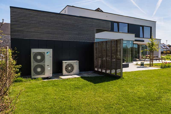Een modern huis uitgerust met een warmtepomp / airco geïnstalleerd door Energyp